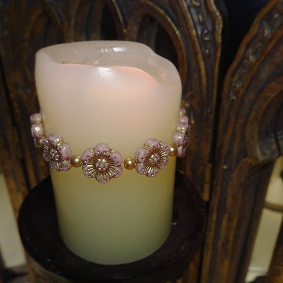 Handmade stretch bracelet with Czech anemone windflower design in six colors - Picture 11 of 14